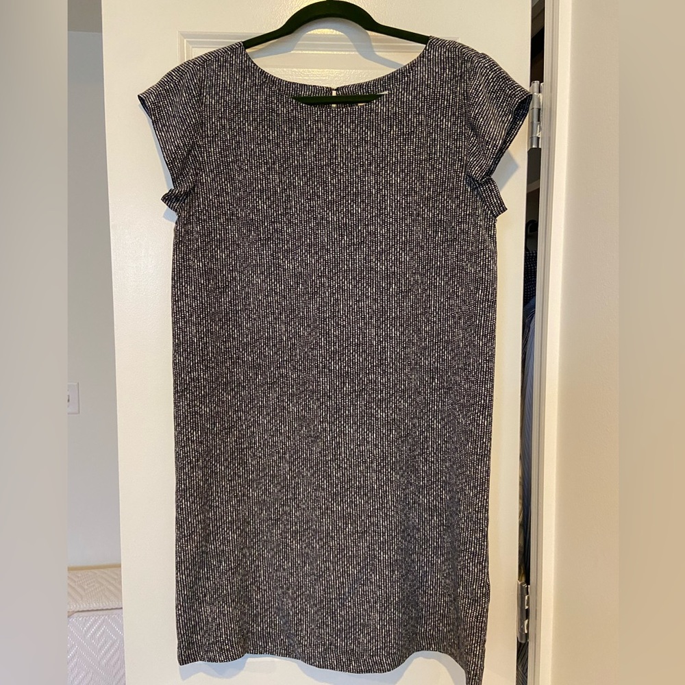JOIE short sleeve dress in grey pattern. 100% silk.
